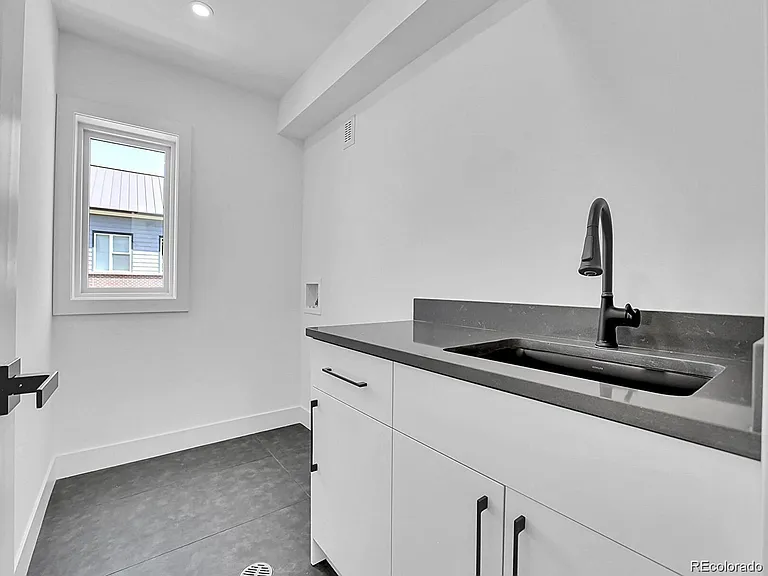 300 S Franklin St — Photo 26