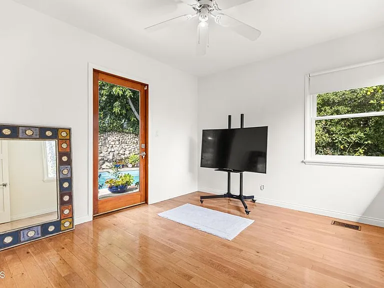 3323 Reta St — Photo 15