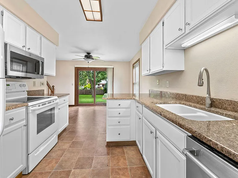 20 E Waukau Ave #1 — Photo 2