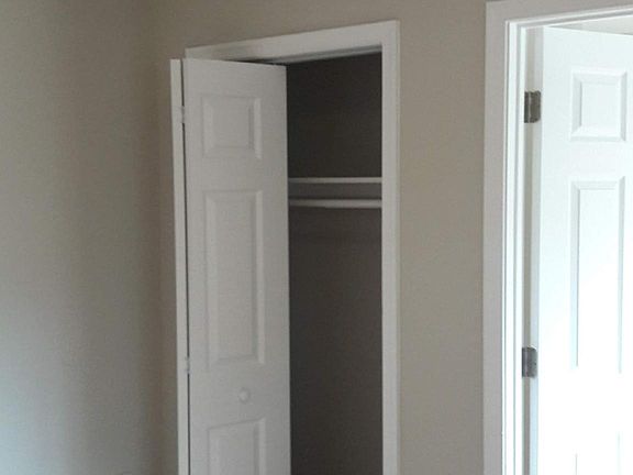 4th image of 932 W Side Dr