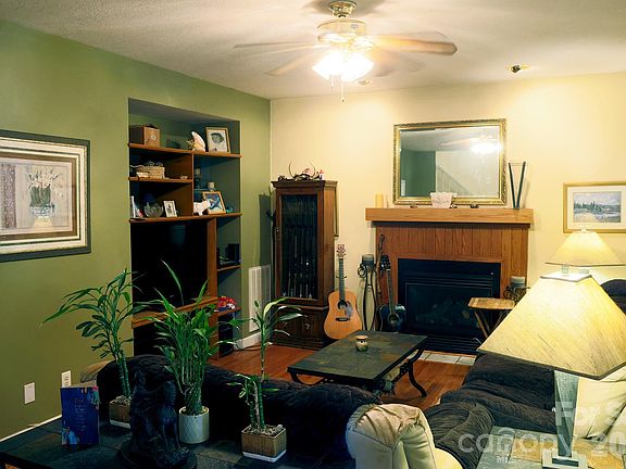 3rd image of 30 Double Brook Dr