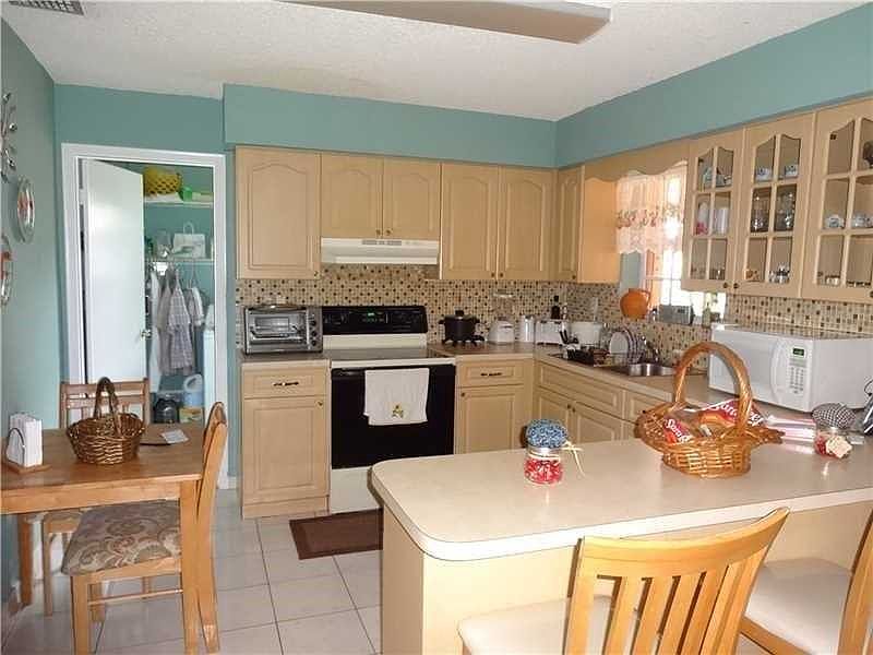 2nd image of 8722 SW 32nd St #Rb