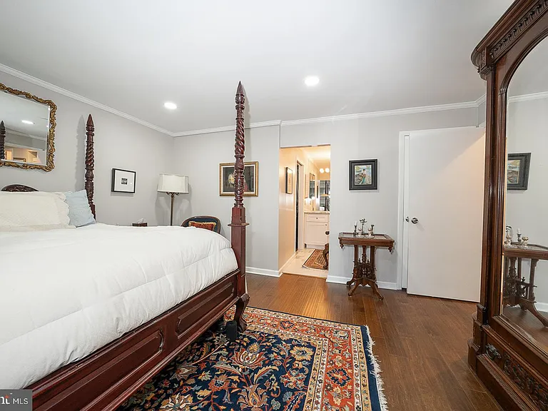 1710 Oakwood Ter #B — Photo 12