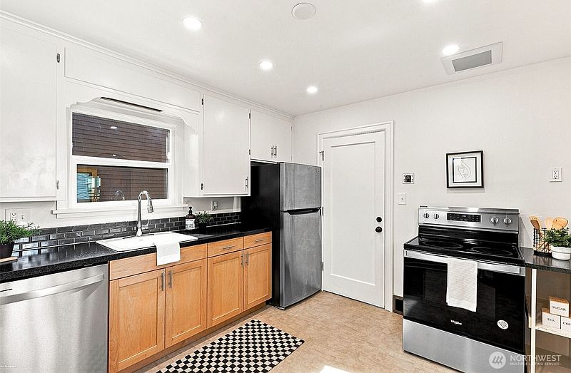 4th image of 3029 Northwest Avenue