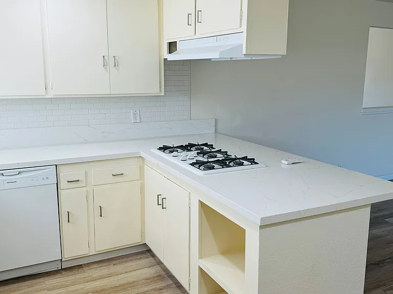 2105 E Petunia St — Photo 9