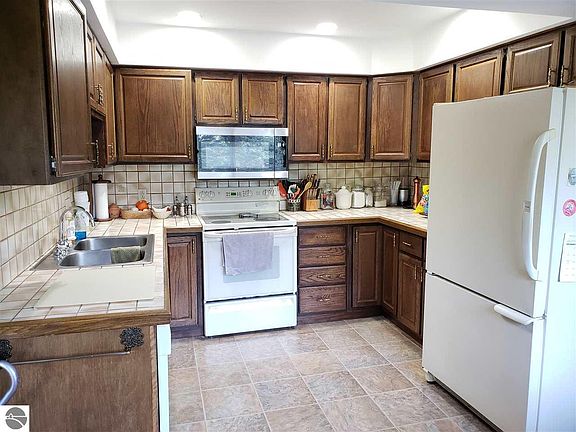 5th image of 755 E Garfield St
