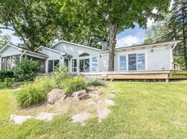 7636 Tharp Dr, Whitmore Lake, MI 48189