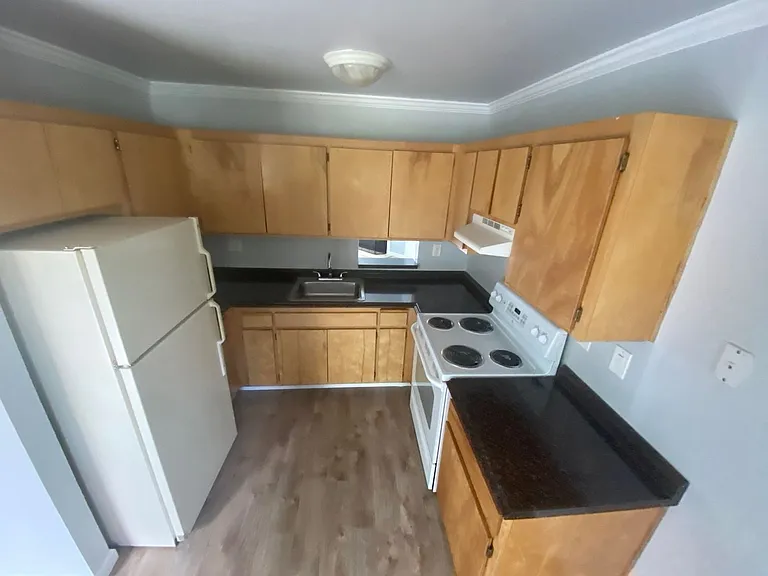 Pioneer Apartments — Photo 7