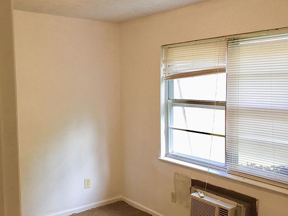 4th image of 1808 Parkwood Ln