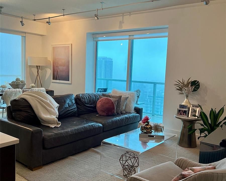 1st image of 1900 N Bayshore Dr APT 3011