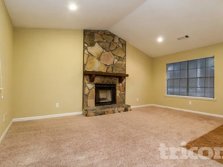 528 Fire Fly Dr — Photo 2