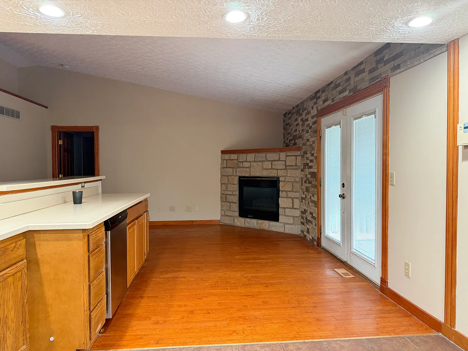4 bed, 2200 sqft, $2,295 — Photo 4