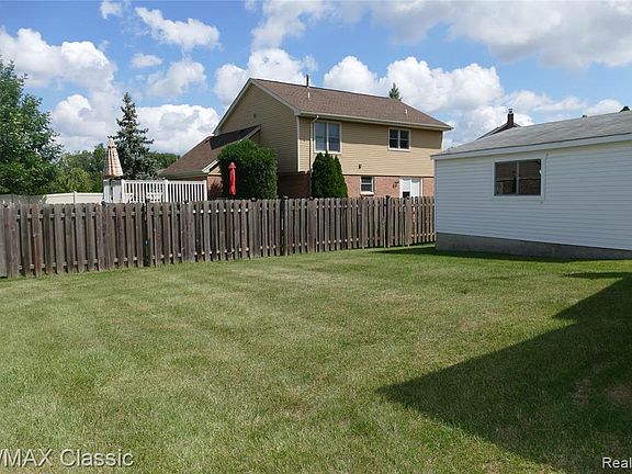 5th image of 22042 Loretta St