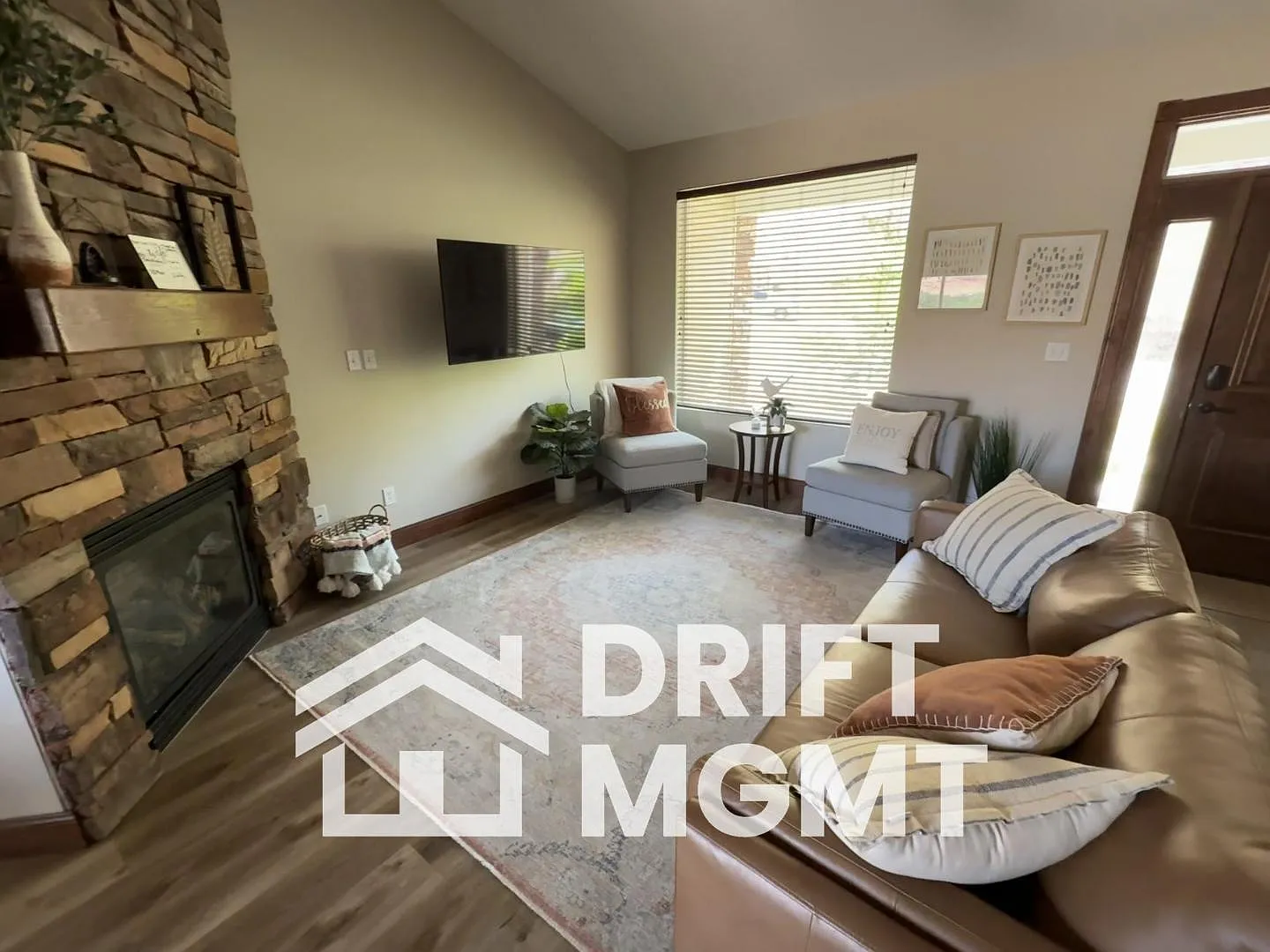 555 Huntridge Cir — Photo 2