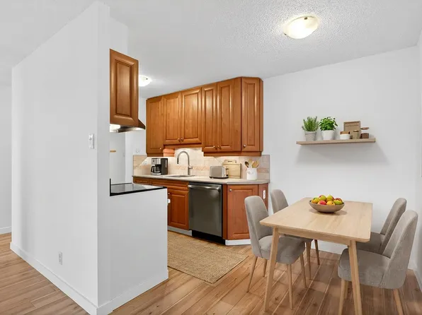 2016 Fullerton Ave #1306, North Vancouver, BC V7P 3E6