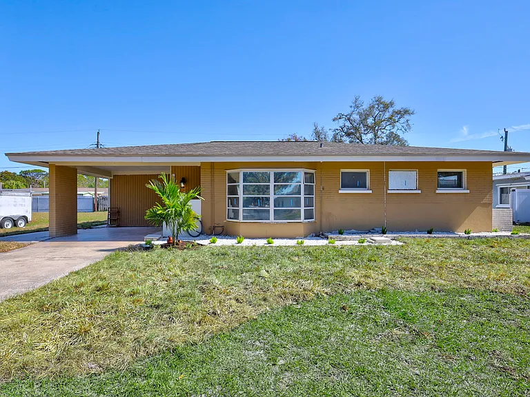 3853 Nottingham Dr — Photo 2