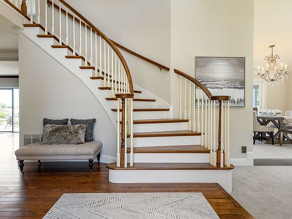 2nd image of 164 Mesa Verde Way