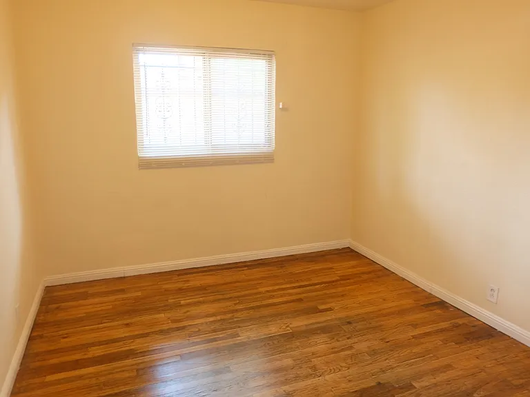 Spacious One Bedroom with Bonus Mud Room — Photo 3
