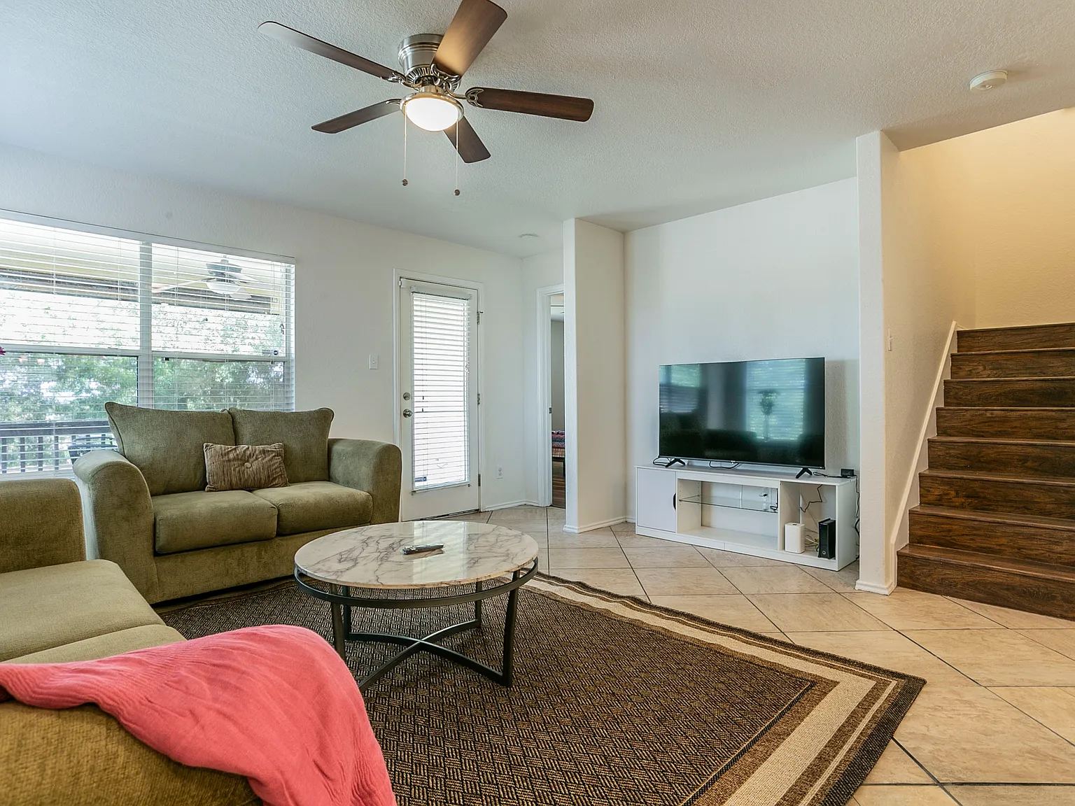 4 bed, 2.5 bath, 2056 sqft, $2,900 — Photo 2