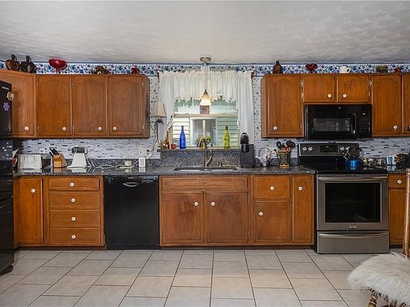 4th image of 461 Maple Ave