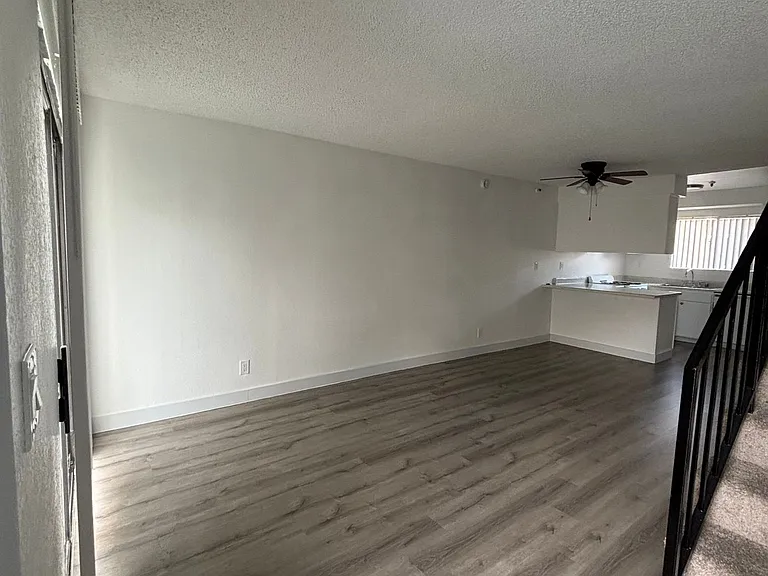 Welcome to 12909 Cordary Ave Comfort & Convenience in the Heart of Hawthorne! — Photo 4