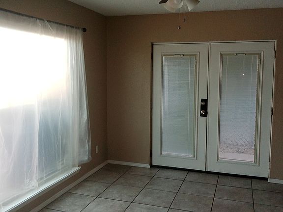 3rd image of 10512 Ashwood Dr APT A