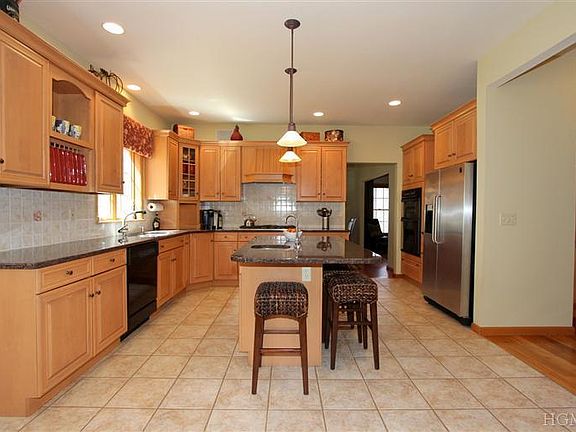 5th image of 24 Pinckney Farms Ln