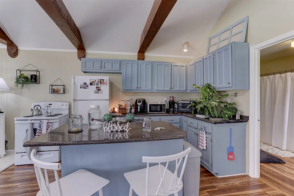 1 bed, 800 sqft, $1,150 — Photo 2