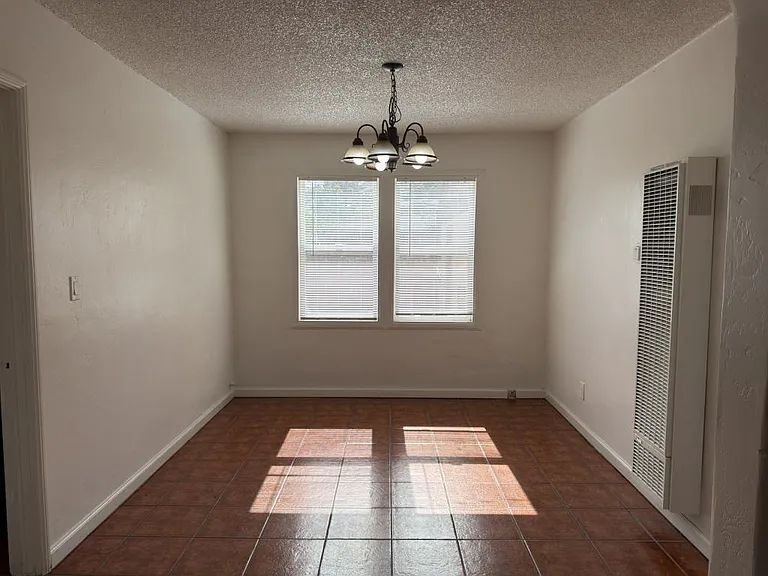 986 Merritt Dr — Photo 5