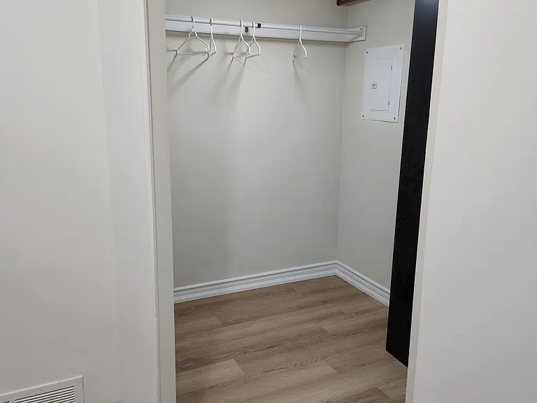 558 Spadina Cres #1 — Photo 12