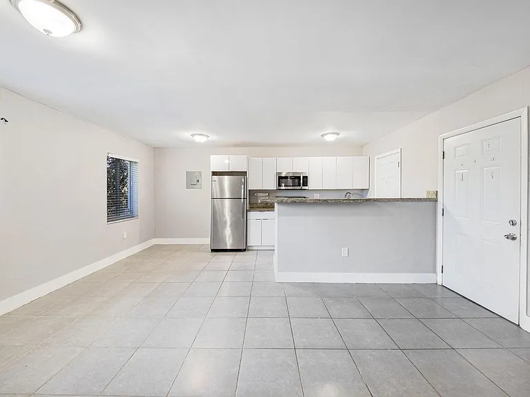 Kenwood Apartments — Photo 6