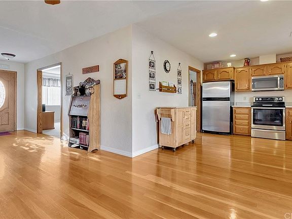 3rd image of 415 Palomino Ln