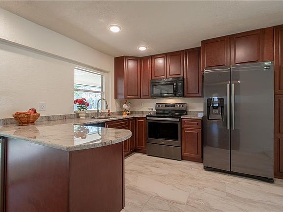 4th image of 3133 Hillside Ln