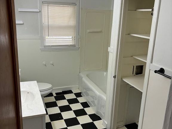5th image of 621-623 N Pleasant St #1B-1BA-728SQFT