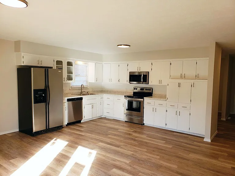 1252 E Cambridge St — Photo 5