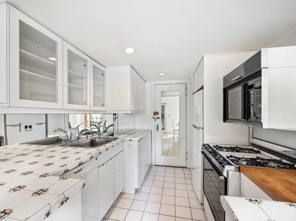 315 East 68th Street image 5 of 14