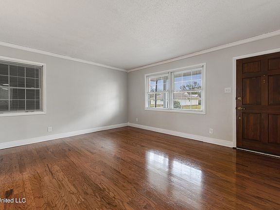 3rd image of 2703 Larchmont St