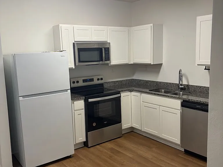 101 Center St — Photo 2