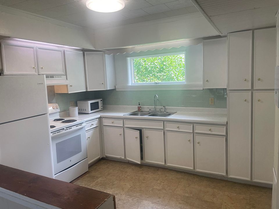 1st image of 15 Railroad Ave #1