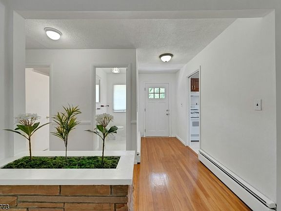 4th image of 403 W Oakland Ave