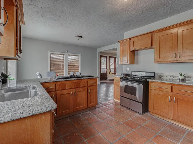 2410 Cleburne St — Photo 10