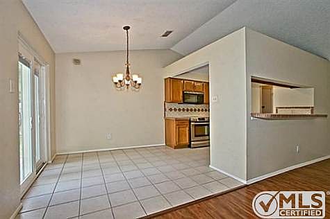 4th image of 405 Wild Oak Ln