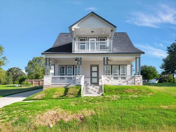 345 Edgewater Dr, Livingston, TX 77351