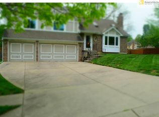 8104 N Flora Ct, Kansas City, MO 64118