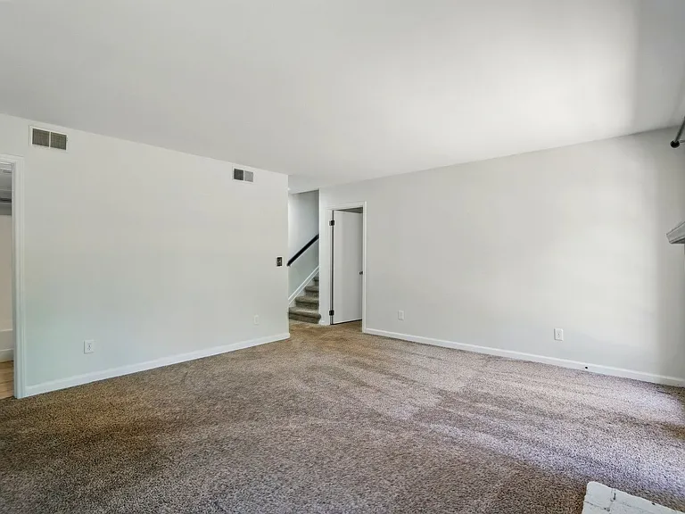 2413 Hoffman St — Photo 31