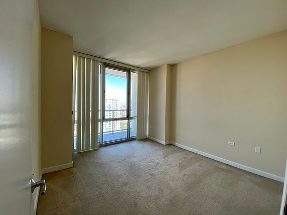 4th image of 1629 S Prairie Ave Unit 2007