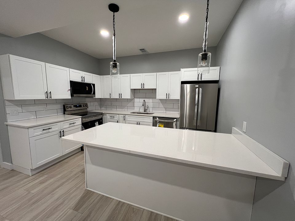 1st image of 327 N Clarendon Ave #B