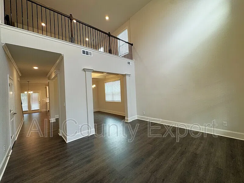 5 bed, 4.0 bath, 3332 sqft, $3,250 — Photo 3