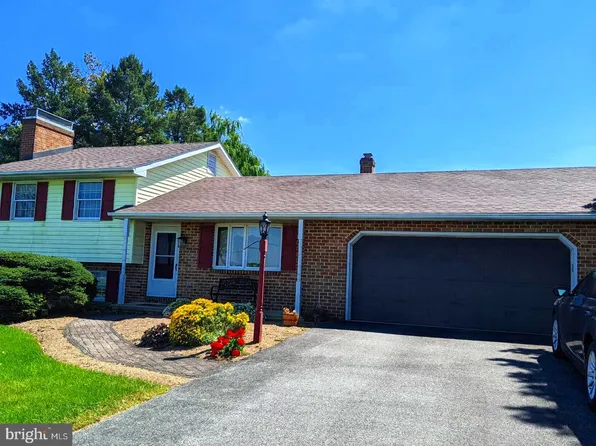 2540 S Cherry Ln, Ronks, PA 17572