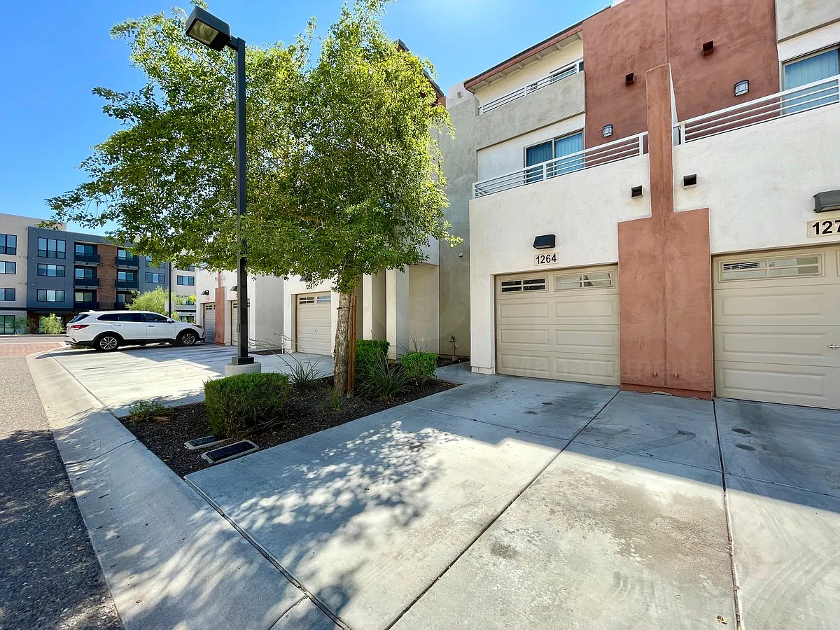 3 bed, 2.5 bath, 1835 sqft, $2,400 — Photo 2
